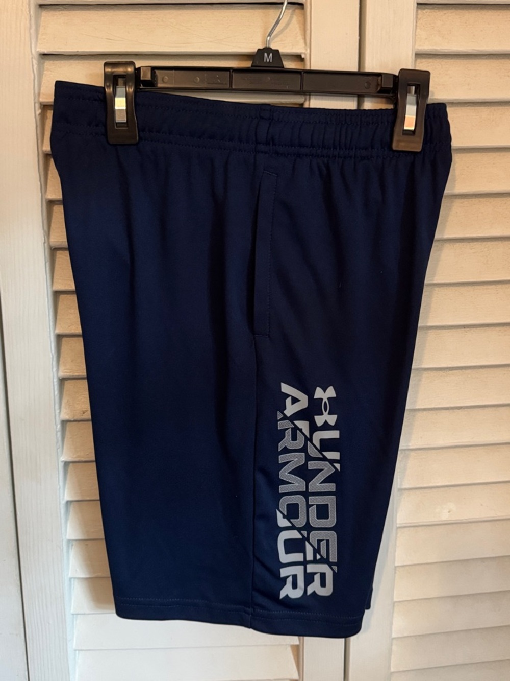Under Armour YOUTH MED Navy Blue Performance Shorts with Side Logo. NEW NEVER